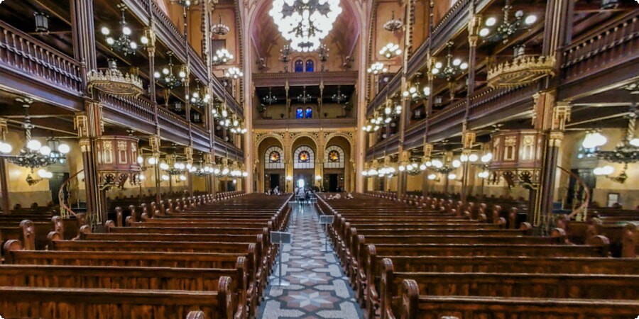 Spiritual Atmosphere: Finding Solace and Reflection at the Dohány Street Synagogue